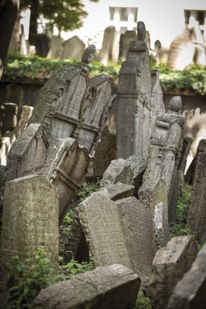 Cementerio judío, con doce mil lápidas amontonadas.