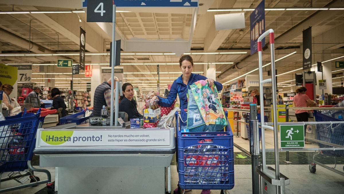 Un grupo de personas hace la compra en un supermercado de las Islas.