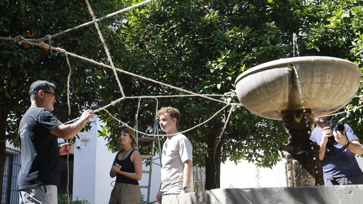 Montaje de una de las instalaciones de Efímera Córdoba 2026, en el patio del Museo de Bellas Artes.