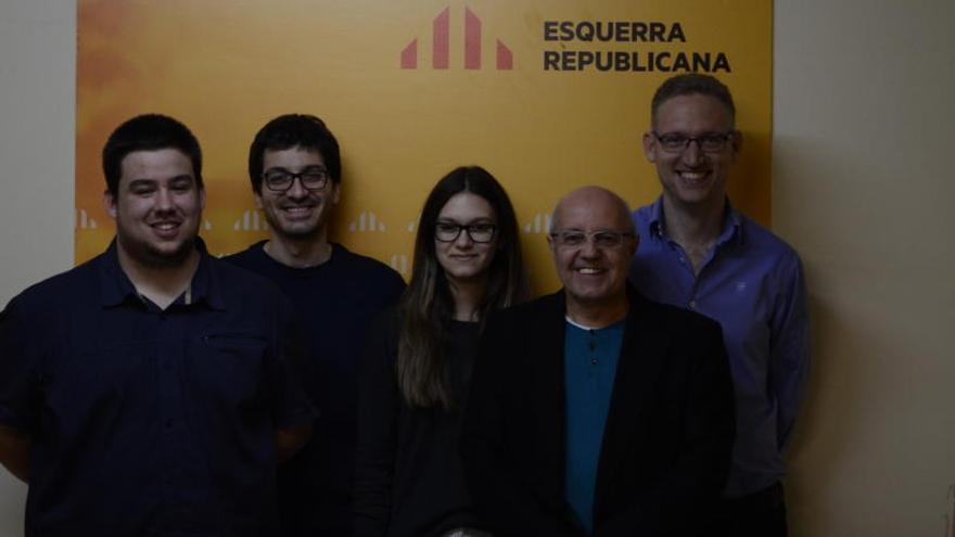 Primer per l&#039;esquerra, Aleix Camprubí, nou president amb membres de la nova direcció