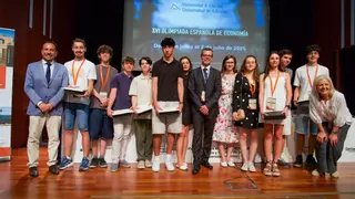 Un estudiante alicantino, entre las promesas de la Economía del país