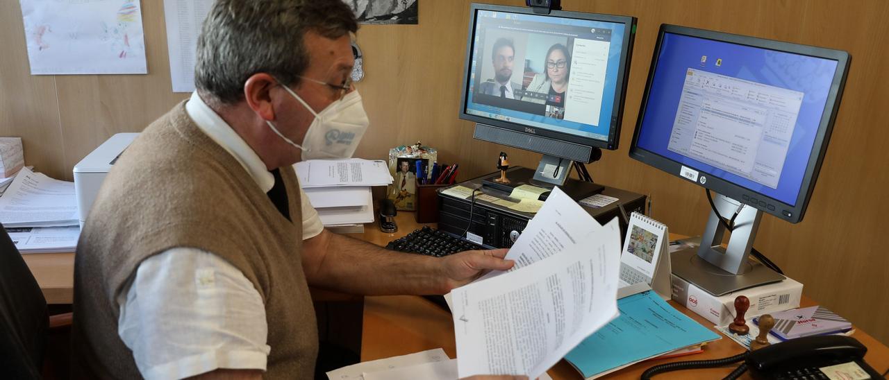 Luis Roda, ayer, en su despacho, siguiendo la vista, con Carlos Javier Sánchez y Natalia Monestina en la pantalla.