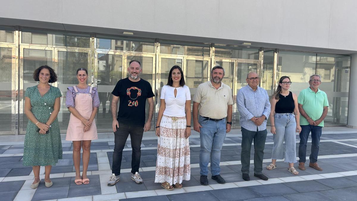 Concejales de Acord per Guanyar y el exalcalde José Manuel Penalva frente a la entrada del Teatro Chapí de Crevillent