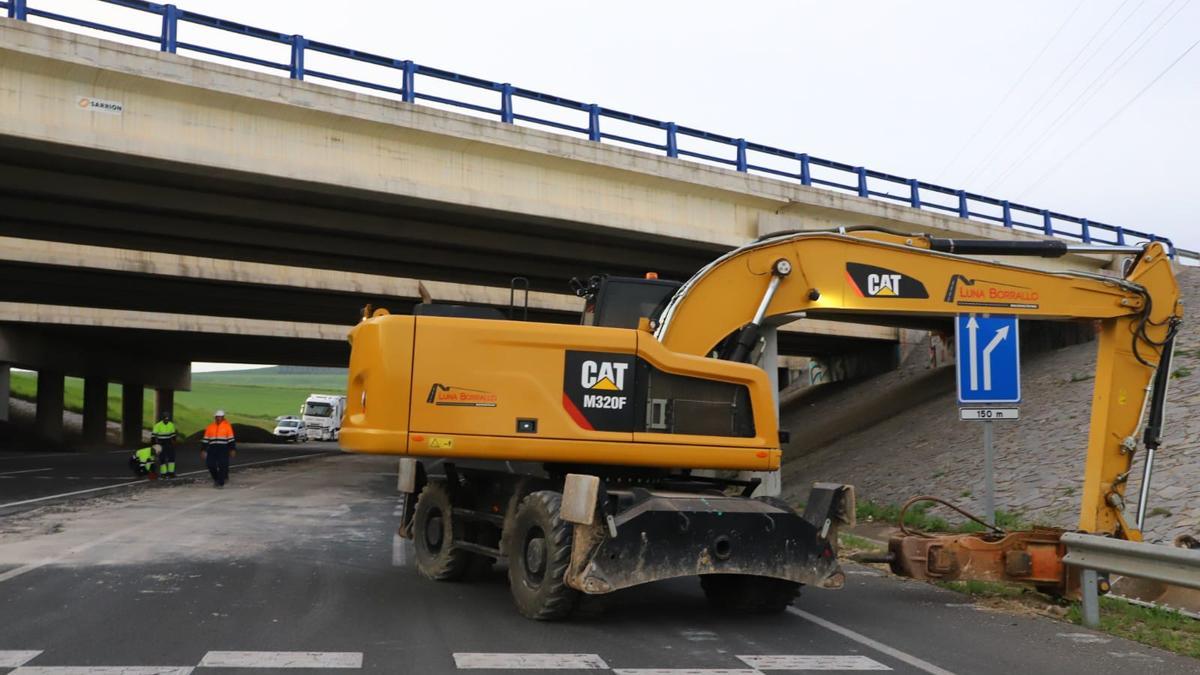 Operarios, este lunes, trabajando con maquinaria en el arreglo de la infraestructura.