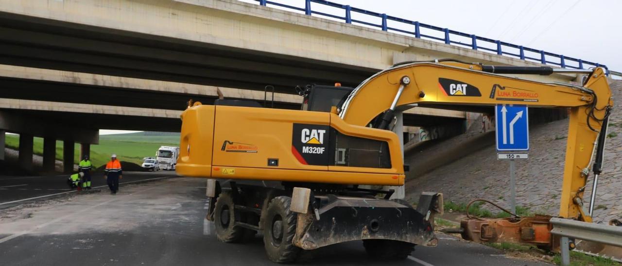 Operarios, este lunes, trabajando con maquinaria en el arreglo de la infraestructura.