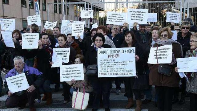 Comuneros críticos, a la salida de los juzgados. // Adrián Irago