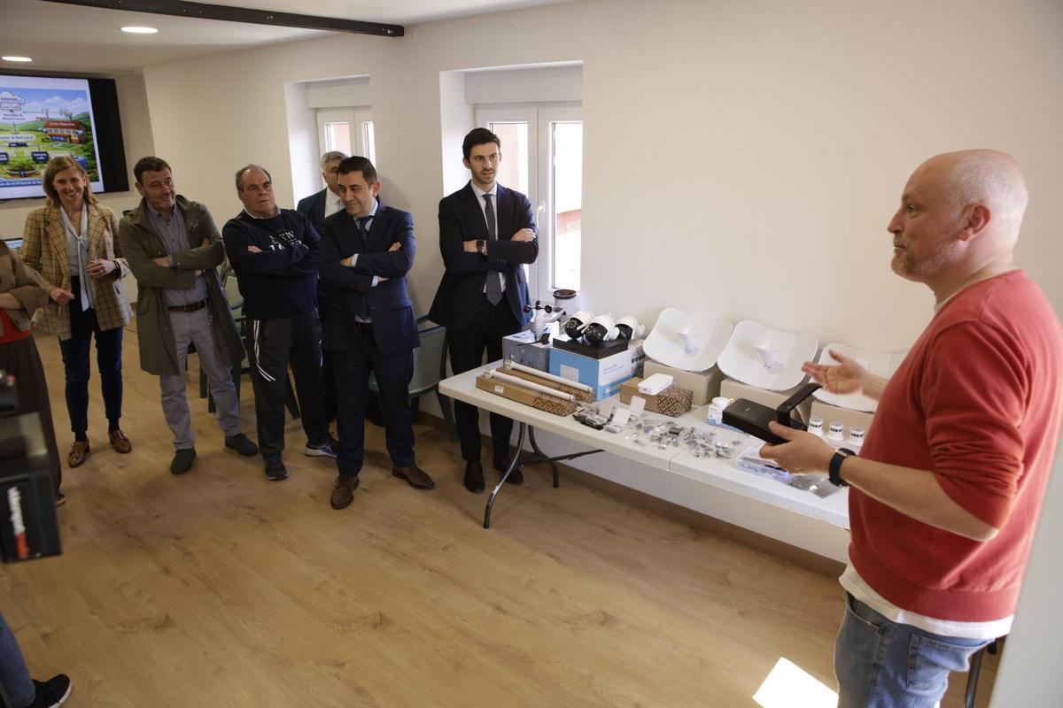David Hevia muestra los sensores y equipos que se instalará en Canzana, Laviana