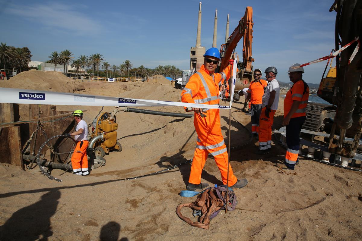 Obras para extender un cable submarino en la playa cancerígena de Sant Adrià