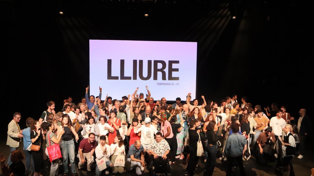 Foto de família de la presentación de la temporada 2024-2025 del Teatre Lliure.