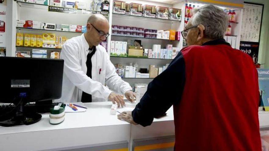 Un paciente compra sus medicinas en una farmacia de la provincia, en foto de archivo.