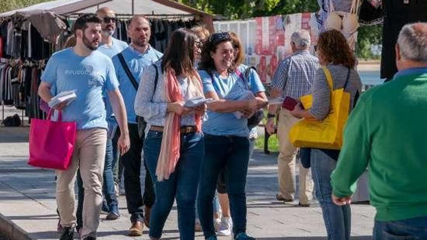 Santos con miembros de su lista con la camiseta. // FDV