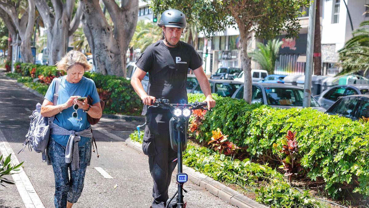 Un ciudadano circula con un patinete por la avenida de Anaga, en Santa Cruz.