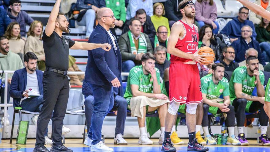 Frederic Castelló observa uno de los últimos encuentros disputados en el pabellón Ciutat de Castelló.