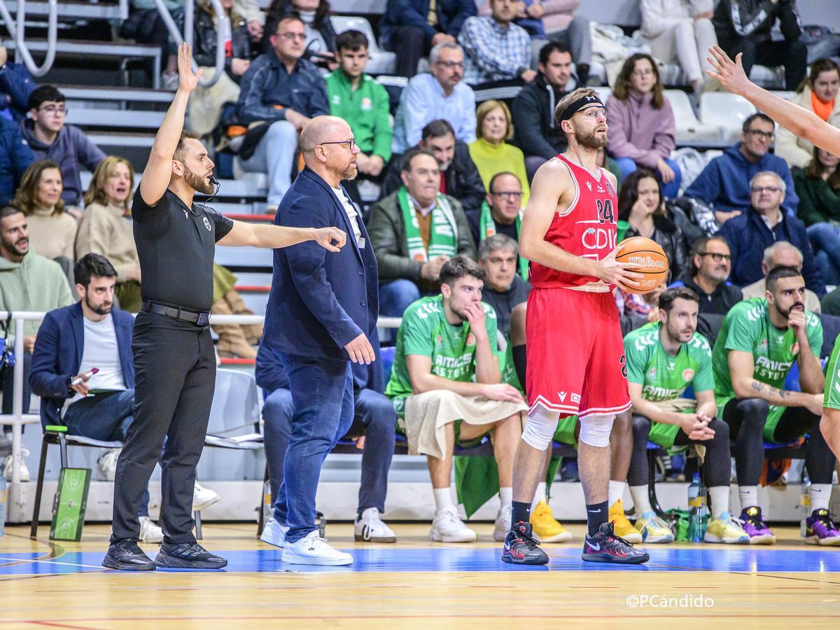 Frederic Castelló observa uno de los últimos encuentros disputados en el pabellón Ciutat de Castelló.