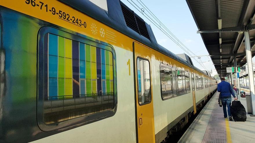 Un tren Celtia, en la estación de Guixar // Marta G. Brea