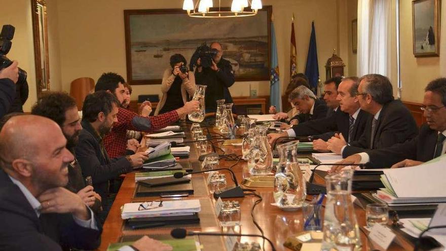 El alcalde, Xulio Ferreiro, frente al presidente de Puertos del Estado, José Llorca, en marzo.