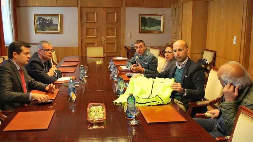 Reunión para promover una campaña de seguridad vial para ciclistas.