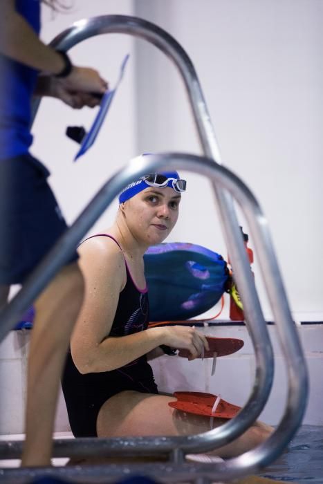 Equipo de natación adaptado en las piscinas del Parque del Oeste.