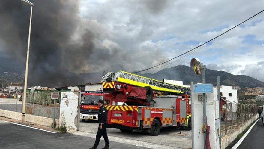 Bomberos actuando en la extinción del incendio.