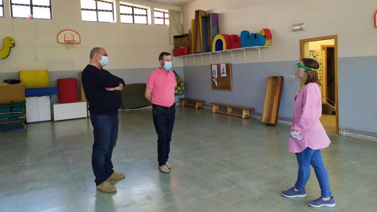 Visita del alcalde al CEIP de Barro. // FdV