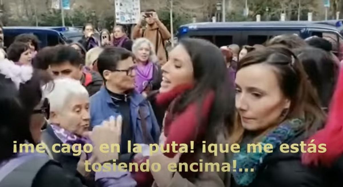 Fotograma de un vídeo fake extendido en redes sociales, acusando a Irene Montero de acudir al 8-M de 2020 tosiendo por covid. Para la Asamblea Parlamentaria de la OTAN, es un ejemplo de campaña de desinformación.