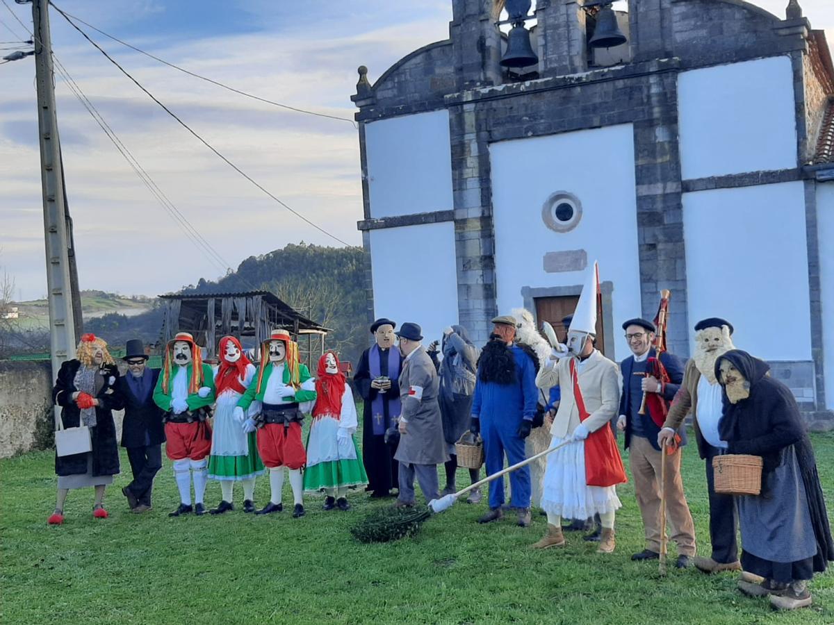 Los Aguilandeiros de San Xuan de Villapañada recorren los pueblos de Grado entre ceniza y bailes
