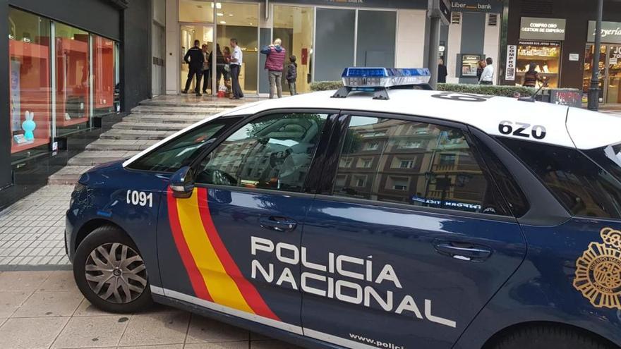 La Policía rescata a una abuela y una nieta que quedaron atrapadas en un cajero junto a Salesas