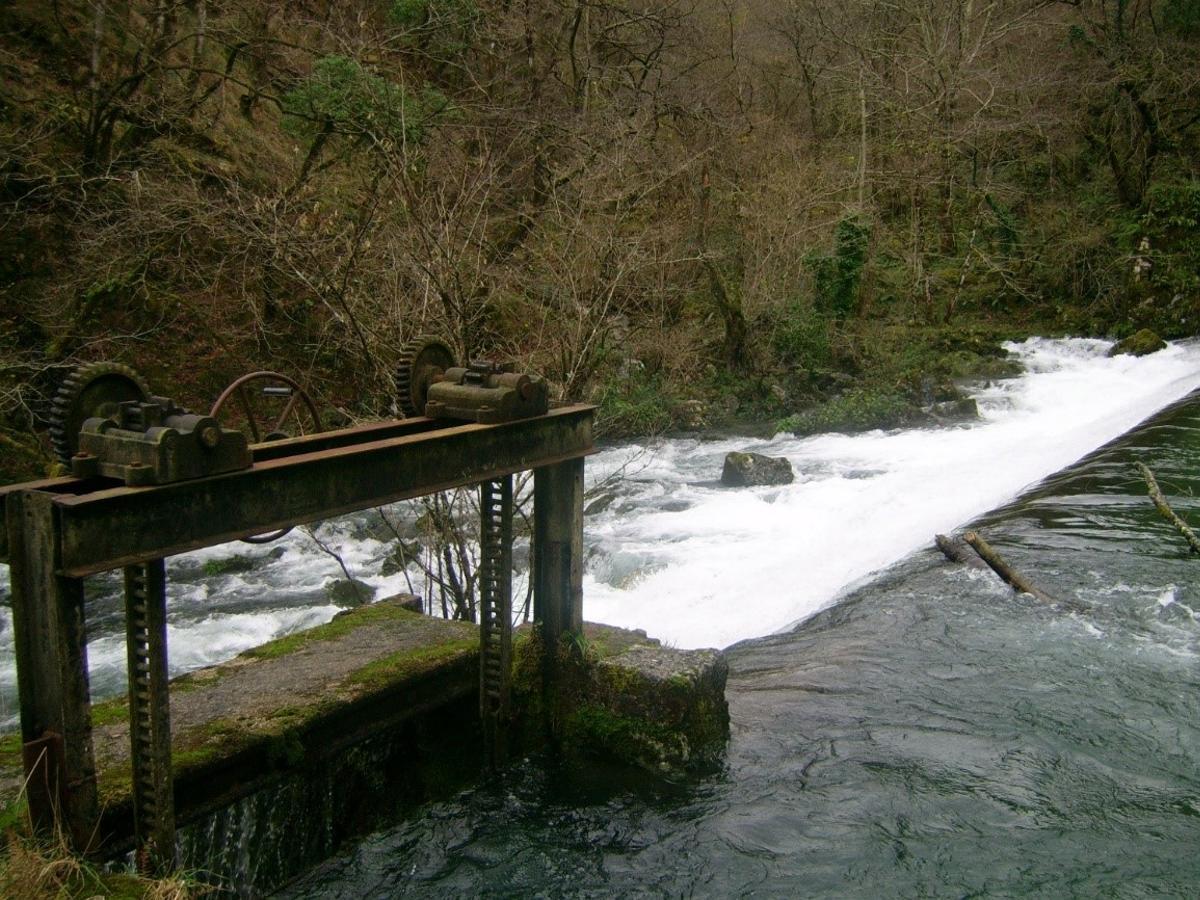 Instalaciones hidroeléctricas y eólicas en Asturias.