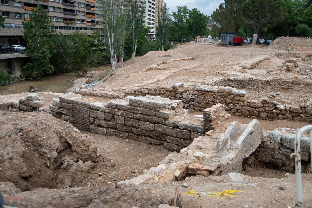 Muros de cimentación del convento de San José hallados junto al Huerva.