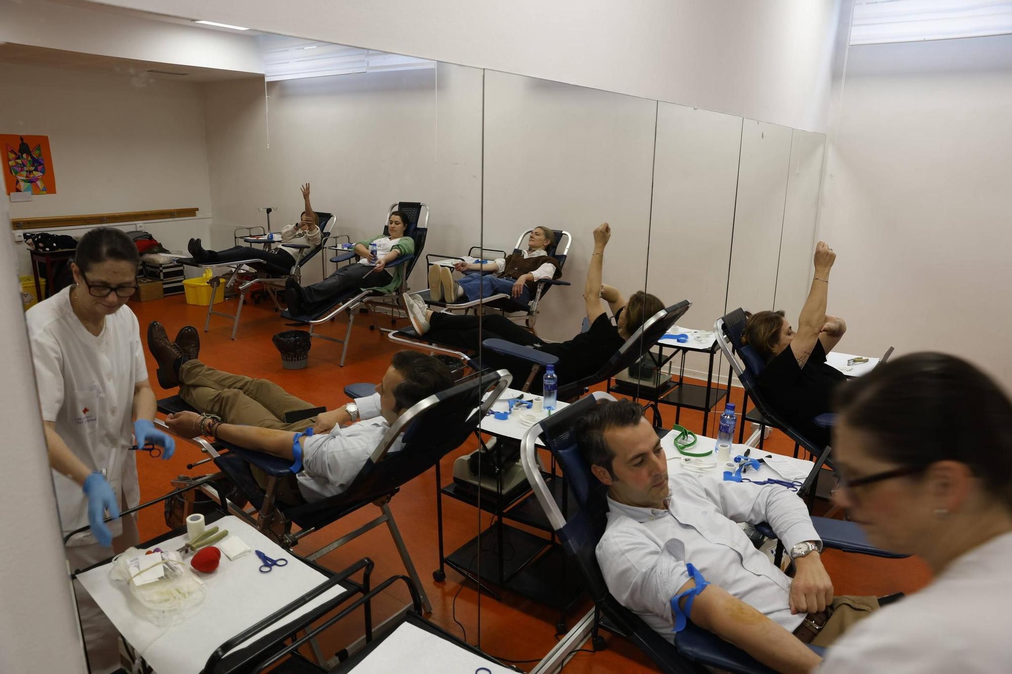 La campaña de donación de sangre en el colegio La Corolla de Gijón, en imágenes