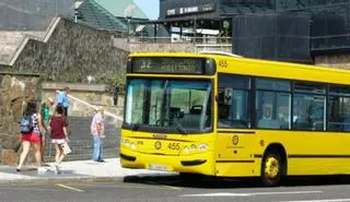 Una guagua municipal en la zona del Auditorio