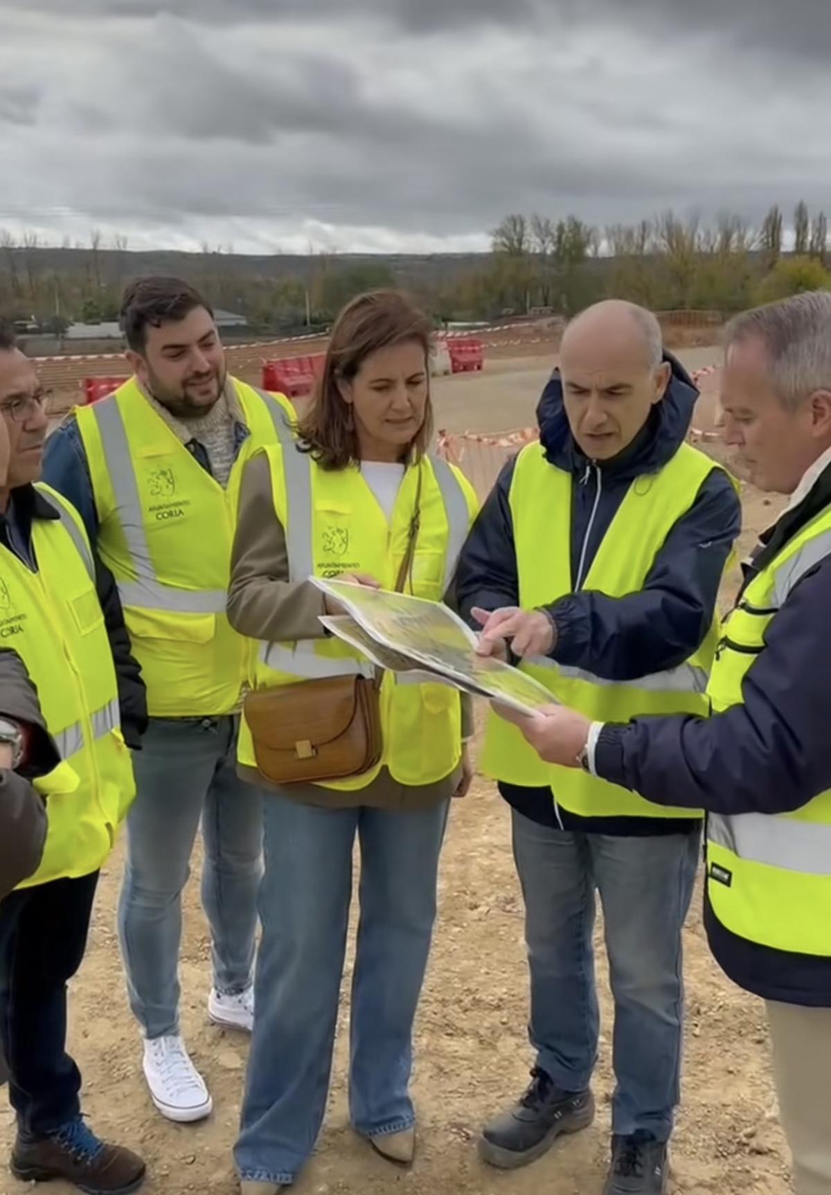 La alcaldesa, junto a técnicos, visitó la zona donde se ejecutan las obras.