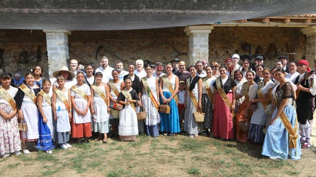 Imagen de familia, en la inauguración de la décima edición de la Fira d'Oficis de Benassal.