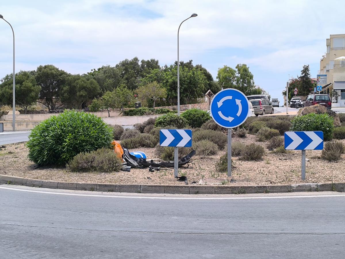 Restos del vehículo accidentado y de las señales arrancadas en la rotonda de Sant Francesc