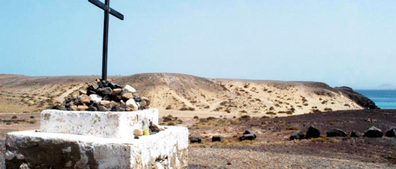 Cruz que señala donde estuvo la iglesia de San Marcial.