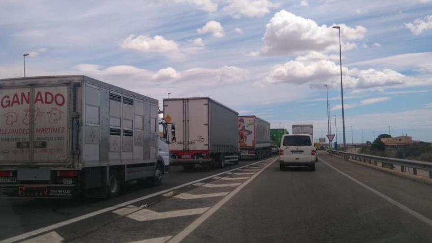 Un accidente en la A7 origina largas retenciones a la altura de la salida de la UMH