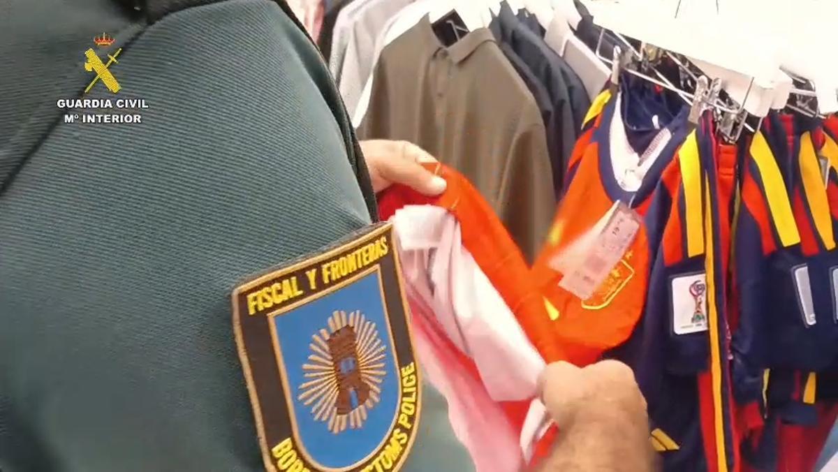 La Guardia Civil interviene más de 1.200 prendas deportivas falsificadas vinculadas al Mundial 2026