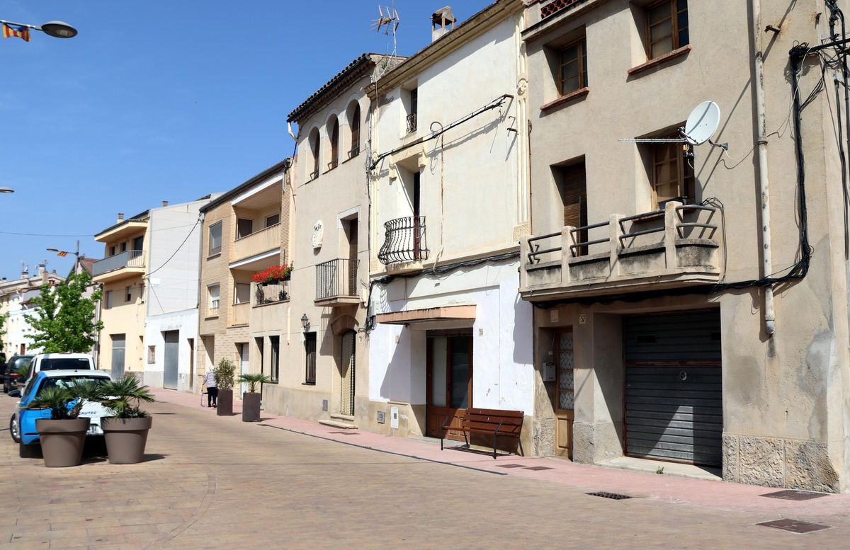 L'edifici de Cal Peret es troba al carrer principal del poble de Castellolí.