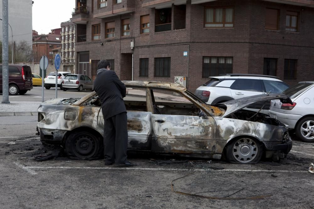 Coche quemado en un aparcamiento en Sama, Langreo