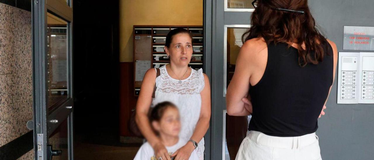 Sofía Fernández y su hija, que viven al lado de la fallecida, no pueden entrar en su casa.
