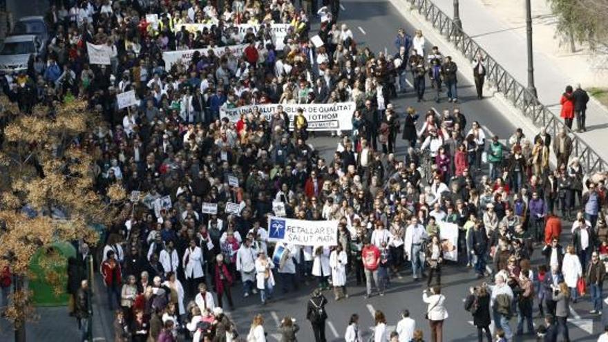 La manifestación, ayer, a su paso por las Torres de Serranos.