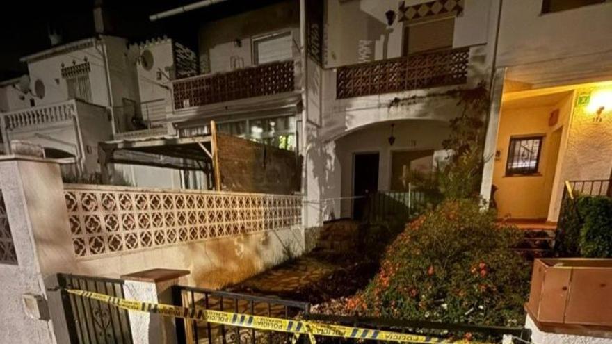 L'accés a la casa d'Empuriabrava precintat després de l'intent d'ocupació.