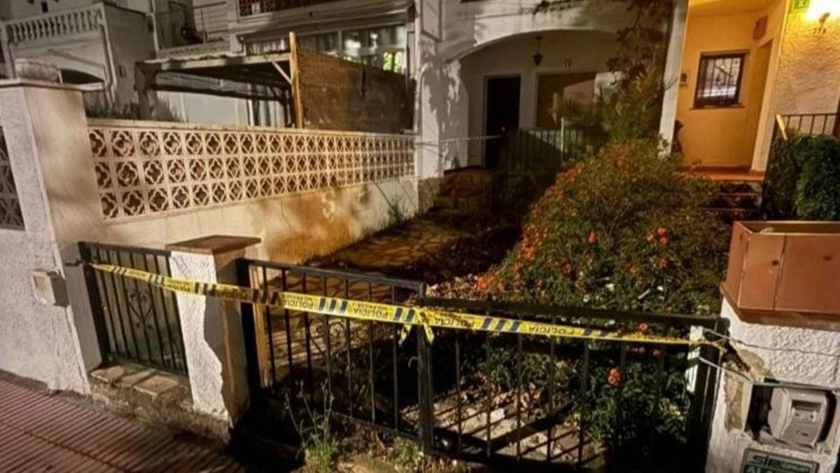 L'accés a la casa d'Empuriabrava precintat després de l'intent d'ocupació.