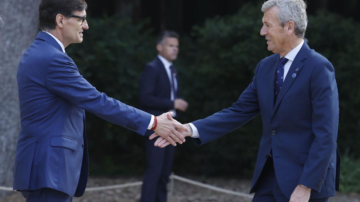 BARCELONA, 06/06/2025.- El presidente de la Generalitat de Catalunya, Salvador Illa (i), recibe al presidente de la Xunta de Galicia, Alfonso Rueda (d), a su llegada a la XXVIII Conferencia de Presidentes que se celebra este viernes en el Palau de Pedralbes en Barcelona. EFE/ Alberto Estévez