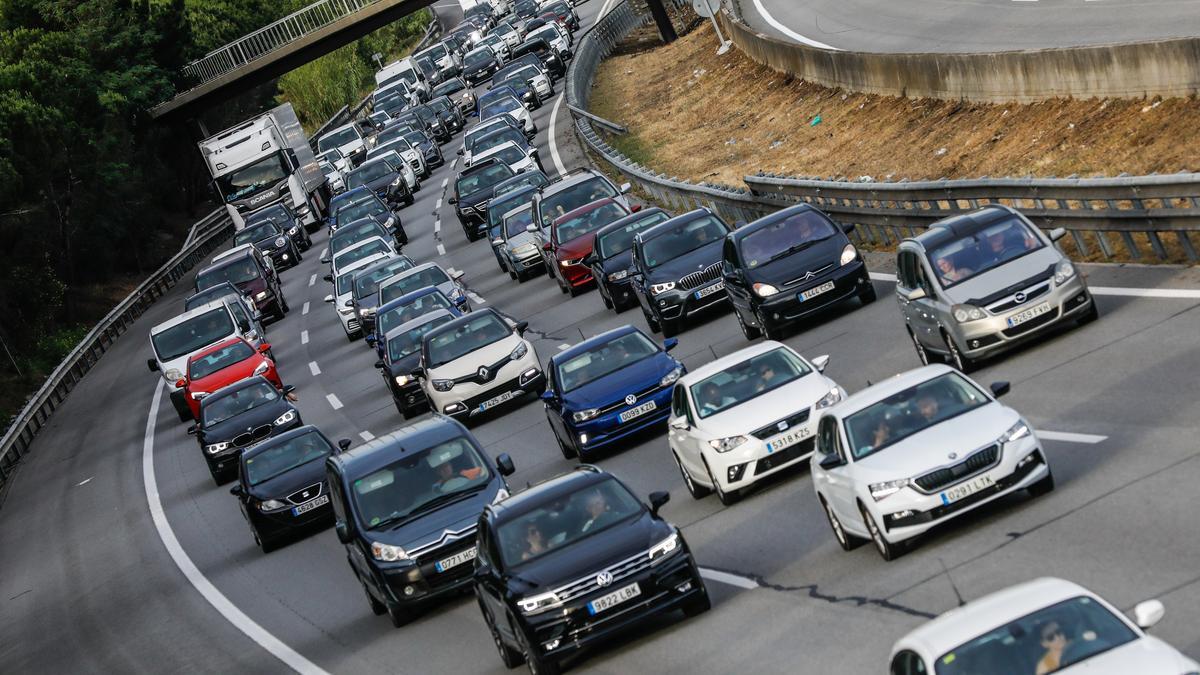 Tránsito intenso en la autopista AP7 en La Roca del Vallès