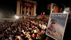 Una niña con una imagen de Fidel Castro  1926-2016   participa en una velada conmemorativa por el segundo aniversario del fallecimiento del lider historico de la Revolucion cubana en la escalinata de la Universidad de La Habana Cuba. EFE Ernesto Mastrascusa