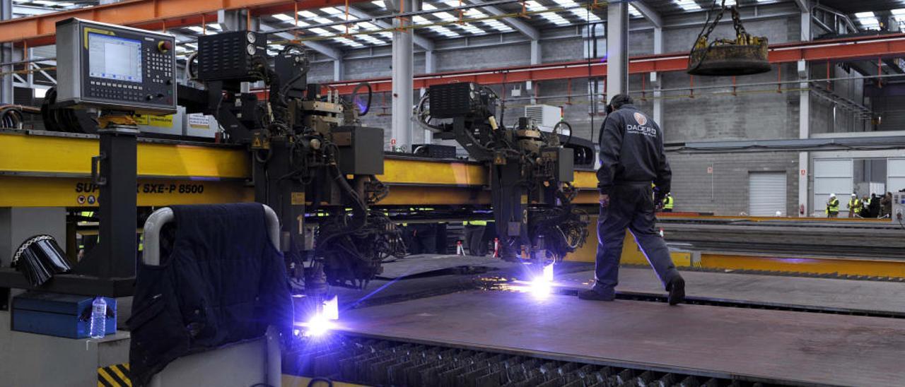 Un trabajador en una empresa de metal.