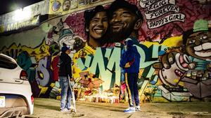 Los Angeles (United States), 28/01/2020.- Fans pay their respect at a makeshift memorial in front of a mural by the artists Mr79lts and Muck Rock showing Kobe Bryant and his daughter Gianna Bryant on a wall of the Pickford Market in Los Angeles, California, USA, 27 January 2020. Former US basketball player Kobe Bryant, his daughter Gianna, and seven others have died in a helicopter crash in Calabasas, California, USA on 26 January 2020. He was 41. (Baloncesto, Estados Unidos) EFE/EPA/ETIENNE LAURENT