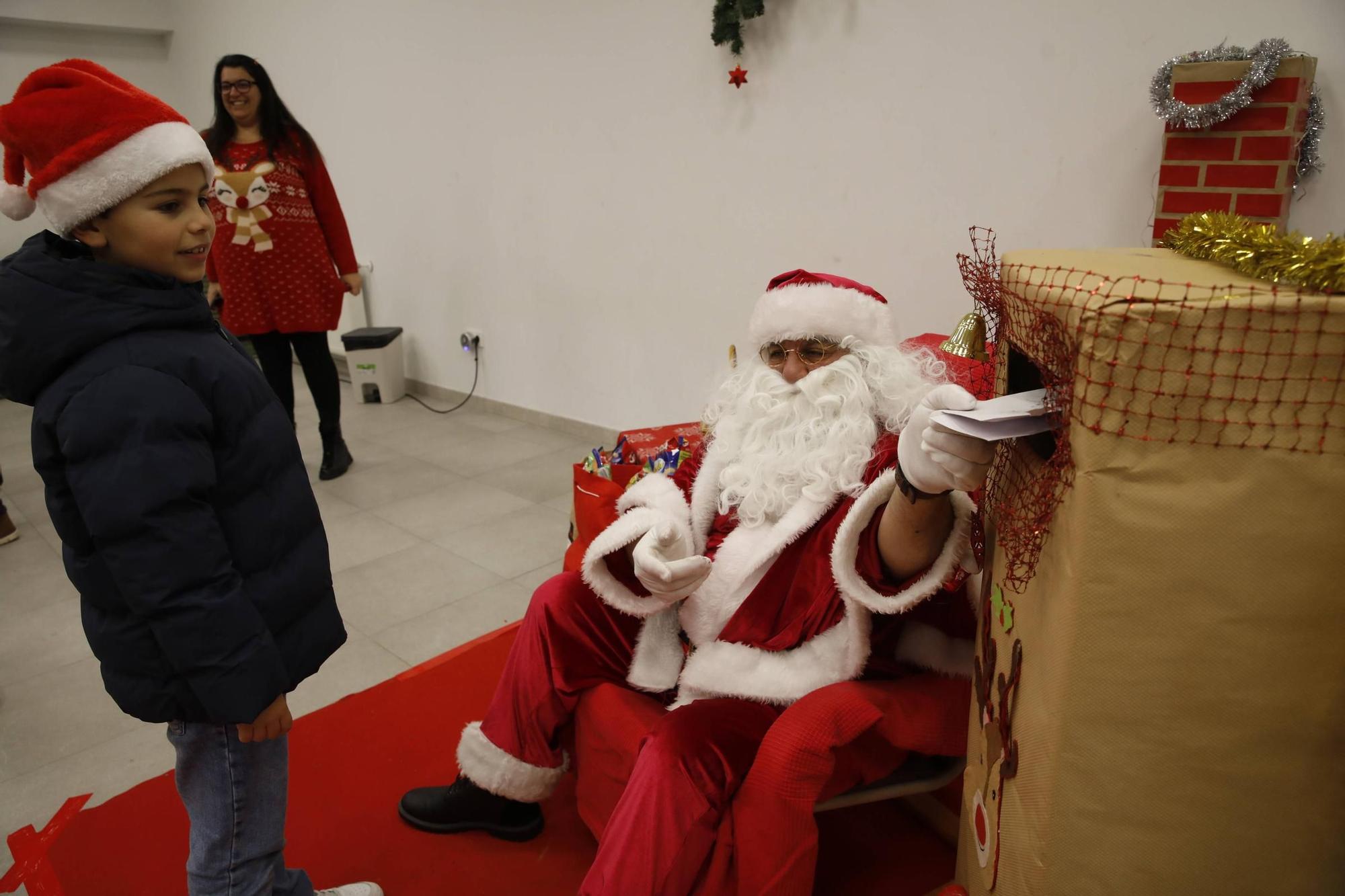 Así fue la visita de Papá Noel a Nuevo Roces, en imágenes
