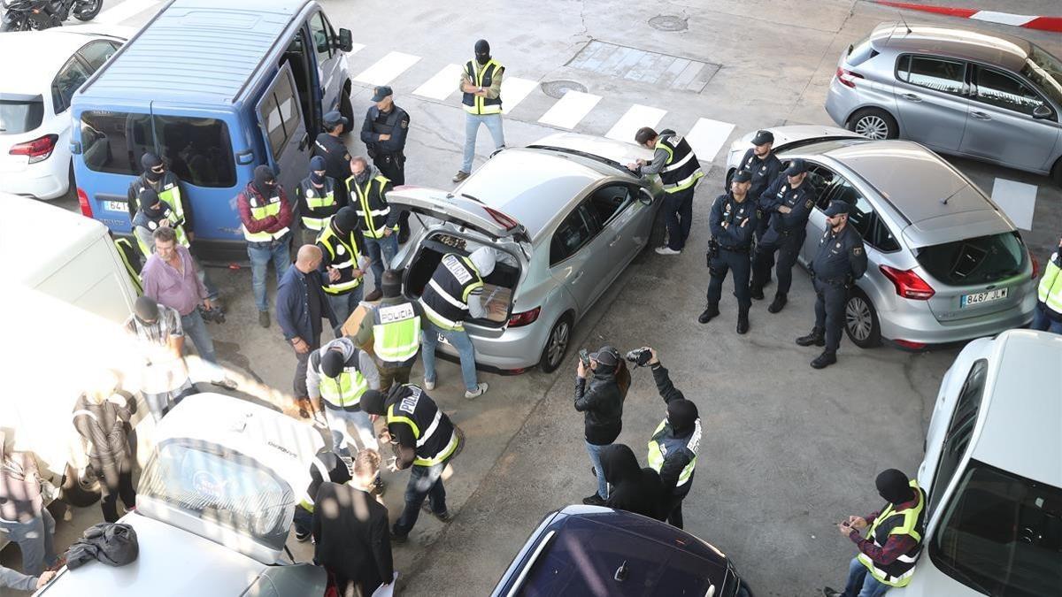 La Policía Nacional impide a los Mossos quemar documentos en la incineradora de Sant Adrià, el 26 de octubre pasado.